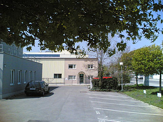 office3.jpg (41885 bytes)